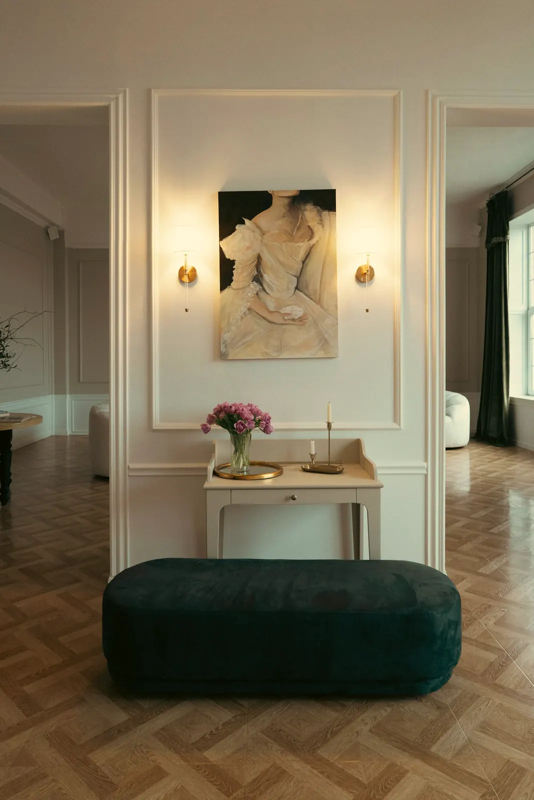 Entrée, banquette en velours vert et console